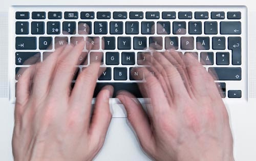 تعلم كيف تكتب على الكيبورد بسرعة كبيرة دون الشعور بالملل